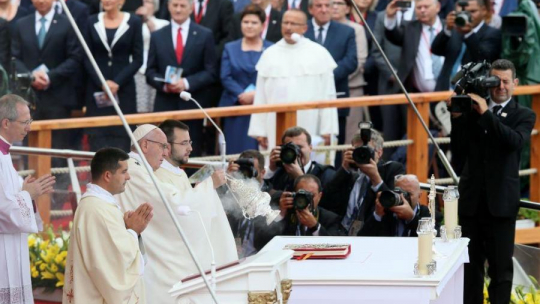 Papież Franciszek uczestniczy w mszy św. w Klasztorze Jasnogórskim. Fot. PAP/L. Szymański
