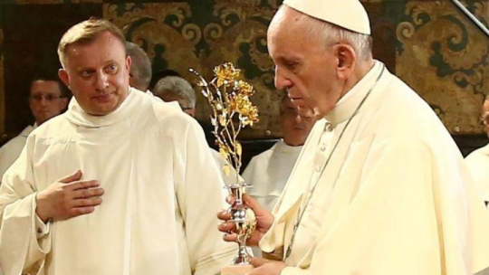 Papież Franciszek składa Złota Różę w Kaplicy Cudownego Obrazu na Jasnej Górze. 28.07.2016. Fot. PAP/L. Szymański 