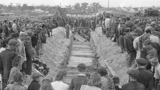 Pogrzeb ofiar pogromu kieleckiego. Kielce, 08.07.1946. Fot. PAP/CAF
