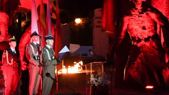 Apel Pamięci przed pomnikiem Powstania Warszawskiego. Fot. PAP/B. Zborowski