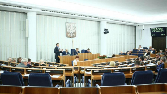 Dr Jarosław Szarek odpowiada na pytania podczas posiedzenia Senatu. Fot. PAP/L. Szymański