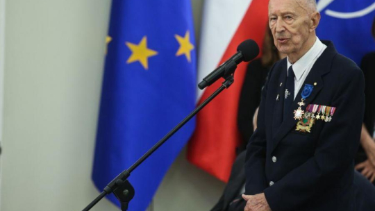 Ppłk Zdzisław Bernard Skarbek odznaczony Krzyżem Oficerskim Orderu Zasługi Rzeczypospolitej Polskiej. Fot. PAP/R. Guz 