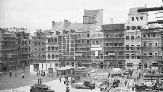 Odbudowa Rynku Starego Miasta. Warszawa, czerwiec 1953 r. Fot. PAP/CAF/S. Dąbrowiecki