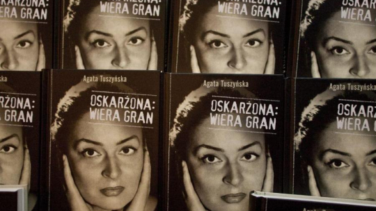 Książka Agaty Tuszyńskiej „Oskarżona: Wiera Gran”. Fot. PAP/W. Pacewicz 