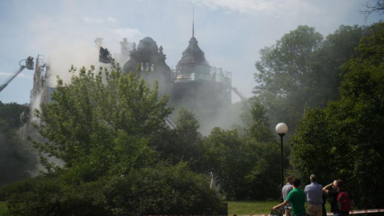 Strażacy gaszą pożar dachu zabytkowej willi Reinholda Richtera w Łodzi. Fot. PAP/G. Michałowski 