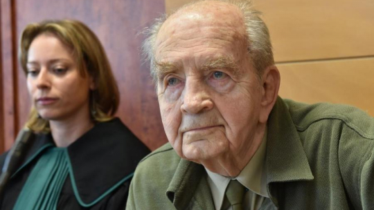 Proces p-ko twórcom niemieckiego serialu "Nasze matki, nasi ojcowie". Nz kombatant Z. Radłowski. Fot. PAP/J.Bednarczyk