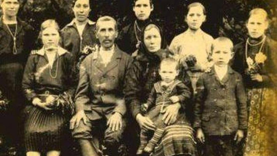Rodzina Jasiończaków z Woli Ostrowieckiej, zamordowana w 1943 r. przez UPA. Fot. ze zbiorów Leona Popka. Źródło: IPN