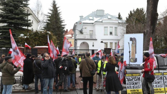 Protest przeciwko emisji przez ZDF serialu "Nasze matki, nasi ojcowie" 6.4.2013 r. Fot. PAP/R. Guz