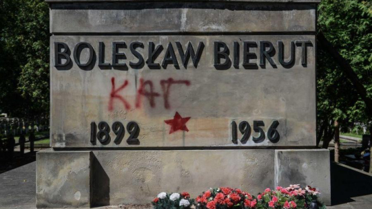 Grób Bolesława Bieruta na warszawskich Powązkach Wojskowych. Fot. PAP/J. Kamiński