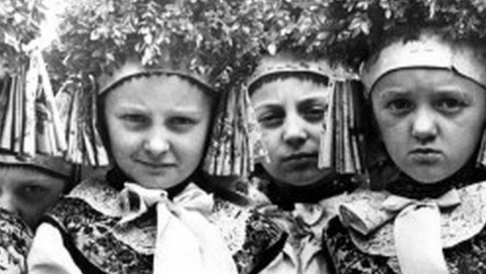 Grupa dziewczynek w rozbarskich strojach z wieńcami na głowach. Bytom-Rozbark, 1956 r. Źródło: Zbiory MGB