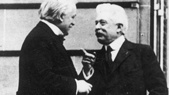 Premier W. Brytanii George David Lloyd (p) i premier Włoch Wittorio Orlando. Wersal, 1919.06.28. Źródło: NAC 