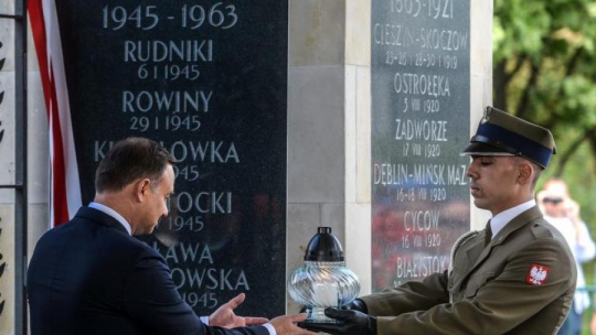 Prezydent Andrzej Duda odsłania tablicę poświęconą "Żołnierzom Wyklętym". Fot. PAP/J. Kamiński 