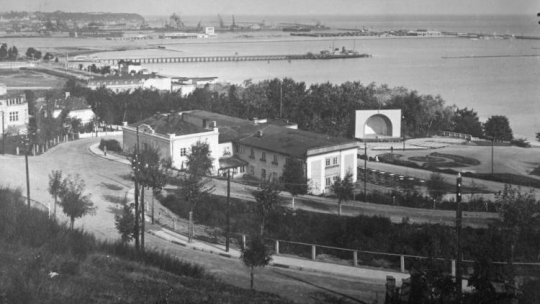 Gdynia 1926 r. Widok na port i miasto z Kamiennej Góry. Fot. PAP/CAF/Reprodukcja