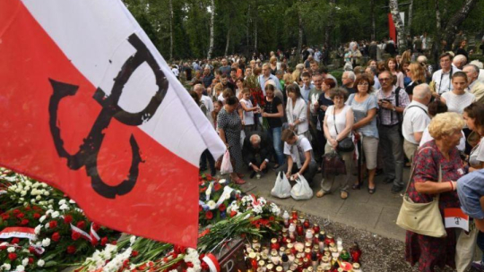 Godzina "W" przed pomnikiem Gloria Victis na Wojskowych Powązkach. Fot. PAP/B. Zborowski