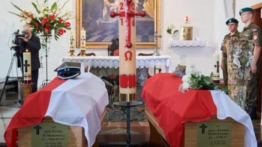  Trumny ze szczątkami D. Siedzikówny ps. Inka i F. Selmanowicza ps. Zagończyk". Fot. PAP/A. Warżawa