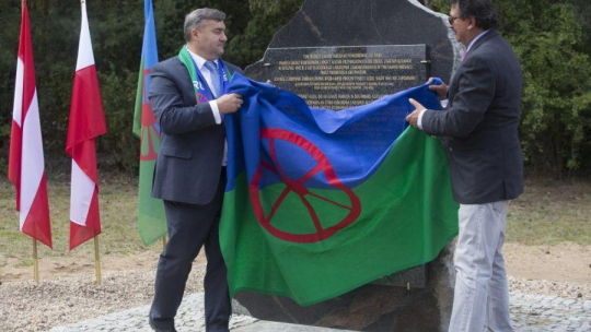 Odsłonięto pomnik Romów i Sinti pomordowanych w obozie Kulmhof. Fot. PAP/G. Michałowski