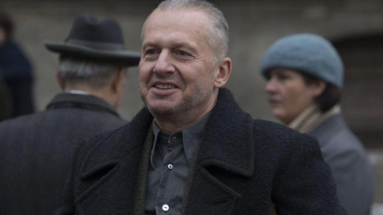 Bogusław Linda w roli Władysława Strzemińskiego. Kadr z flimu Andrzeja Wajdy "Powidoki". Fot. PAP/G. Michałowski