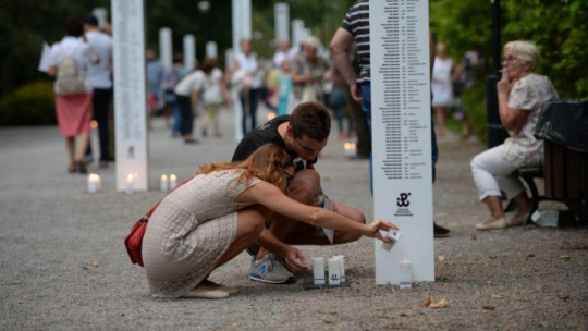 Marsz Pamięci upamiętniający cywilne ofiary powstania przy wystawie 'Zachowajmy ich w pamięci'. Fot. PAP/J. Turczyk 