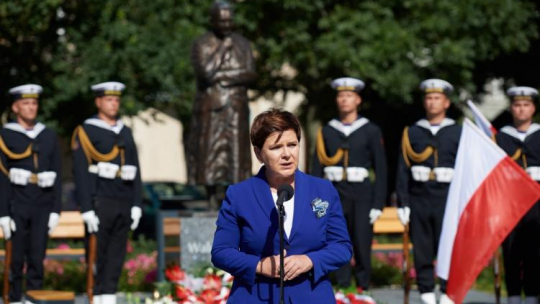 Premier Beata Szydło podczas uroczystości złożenia kwiatów przed pomnikiem Anny Walentynowicz. Fot. PAP/A. Warżawa