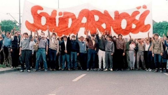 Manifestacja po mszy z udziałem Jana Pawła II na gdańskiej Zaspie (12 czerwca 1987). Fot. Leszek Biernacki. Źródło: ECS
