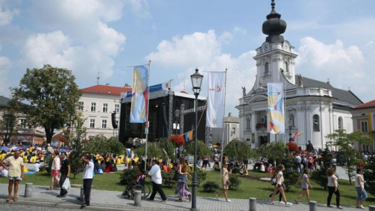 Pielgrzymi, uczestnicy ŚDM, zwiedzają Wadowice, rodzinne miasto Jana Pawła II. Fot. PAP/S. Rozpędzik