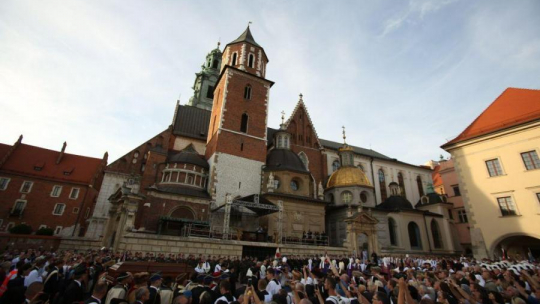 Kondukt żałobny z trumną z ciałem kardynała Franciszka Macharskiego przed Katedrą na Wawelu. Fot. PAP/S. Rozpędzik