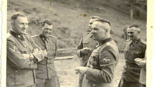 Od lewej: Richard Baer, dr Josef Mengele, Rudolf Hoess. Fot. Państwowe Muzeum Auschwitz-Birkeanu