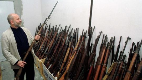Kolekcja broni ofiarowana przez dr. Stanisława Wcisło Muzeum Armii Krajowej w Krakowie. 2001 r. Fot. PAP/J. Bednarczyk