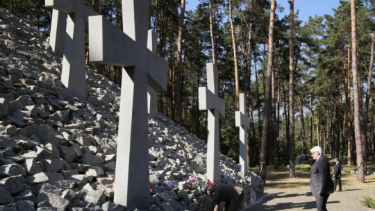 Minister spraw zagranicznych Witold Waszczykowski składa wieniec na Polskim Cmentarzu Wojennym w Kijowie - Bykowni.  Fot. PAP/P. Supernak