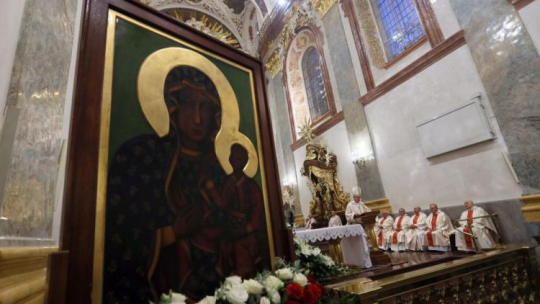 Abp Stanisław Gądecki przewodniczy mszy świętej inaugurującej rok jubileuszowy 300-lecia koronacji obrazu Matki Bożej Jasnogórskiej, Fot. PAP/W. Deska