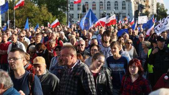 Manifestacja Komitetu Obrony Demokracji "Jedna Polska, dość podziałów" w Warszawie. Fot. PAP/R. Guz