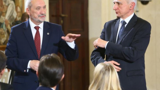 Współzałożyciele KOR - minister obrony narodowej Antoni Macierewicz (L) oraz sekretarz stanu w KPRM Piotr Naimski podczas lekcji historii w Pałacu Prezydenckim. Fot. PAP/L. Szymański