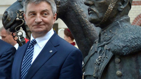 Marszałek Sejmu M. Kuchciński podczas uroczystości odsłonięci figur polskiego ułana i węgierskiego huzara. Fot. PAP/D. Delmanowicz