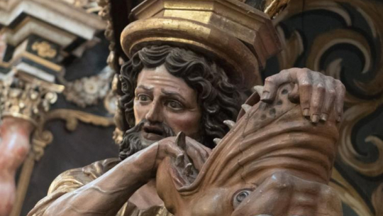 Samson walczący z lwem - rzeźba z gotyckiej Bazyliki Katedralnej w Pelplinie. Fot. PAP/G. Michałowski 