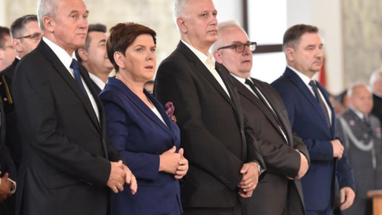 Premier B. Szydło, minister energii K. Tchórzewski, szef śląsko-dąbrowskiej Solidarności D. Kolorz, przewodniczący NSZZ "Solidarność" P. Duda, wiceprzewodniczący NSZZ "Solidarność" w JSW R. Brudziński, podczas mszy św. w kościele NMP Matki Kościoła w Jastrzębiu-Zdroju. Fot. PAP/J. Bednarczyk