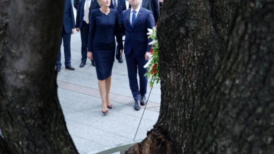 Prezydent Andrzej Duda z żoną Agatą Kornhauser-Dudą składają kwiaty przy pomniku 9/11 Memorial upamiętniającym ofiary ataku terrorystycznego na World Trade Center w Nowy Jorku. Fot. PAP/J. Turczyk