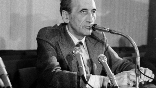 Redaktor naczelny Tygodnika Solidarność - Tadeusz Mazowiecki. Warszawa, 1981.04.09. Fot. PAP/CAF/H. Rosiak  