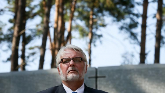 Szef MSZ Witold Waszczykowski podczas wizyty na Polskim Cmentarzu Wojennym w Kijowie - Bykowni, 13.09.2016. Fot. PAP/P. Supernak