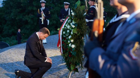 Prezydent Andrzej Duda składa kwiaty przed Pomnikiem Obrońców Wybrzeża na Westerplatte. Fot. PAP/A. Warżawa