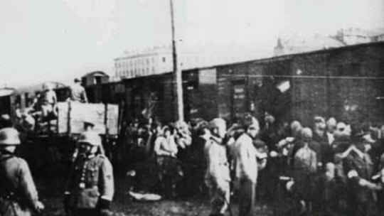 Warszawskie getto - Umschlagplatz: załadunek Żydów do wagonów kolejowych. Fot. NAC