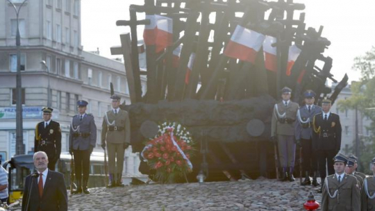 Minister obrony narodowej Antoni Macierewicz (L) podczas uroczystych obchodów 77. rocznicy agresji sowieckiej na Polskę przed pomnikiem Poległym i Pomordowanym na Wschodzie w Warszawie. Fot. PAP/R. Pietruszka