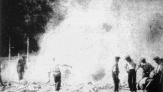 Palenie zwłok Żydów w KL Auschwitz-Birkenau. Fotografia wykonana potajemnie przez jednego z członków żydowskiego Sonderkommando w 1944 r. Źródło: IPN
