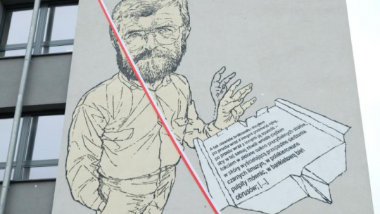 Na ścianie Collegium Novum Uniwersytetu im. Adama Mickiewicza w Poznaniu został odsłonięty mural przedstawiający Stanisława Barańczaka rzucającego papierowy samolot z fragmentem wiersza dedykowanego Adamowi Michnikowi "A tak niewiele brakowało". Fot. PAP/J. Kaczmarczyk