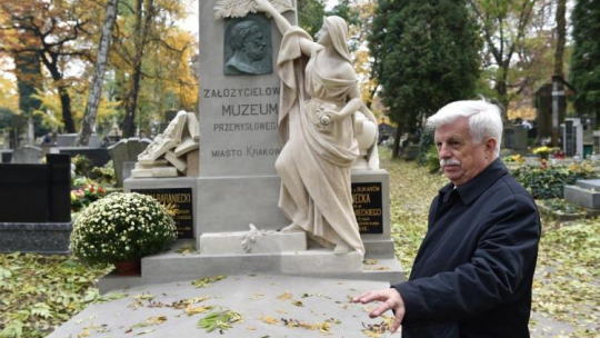 Przewodniczący SKOZK prof. Franciszek Ziejka przy nagrobku Adriana Branieckiego na Cmentarzu Rakowickim. 28.10.2016. Fot. PAP/J. Bednarczyk