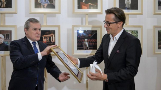 Wicepremier Piotr Gliński i architekt Tomasz Konior podczas uroczystości wręczenia nagrody Ministra Kultury i Dziedzictwa Narodowego. Fot. PAP/M. Obara