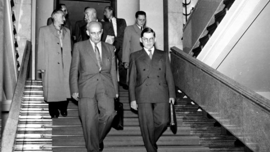 19-21.10.1956. VIII Plenum KC PZPR, podczas którego wybrano na I sekretarza Wiesława Gomułkę; z tyłu premier Józef Cyrankiewicz. Fot. PAP/Wdowiński 