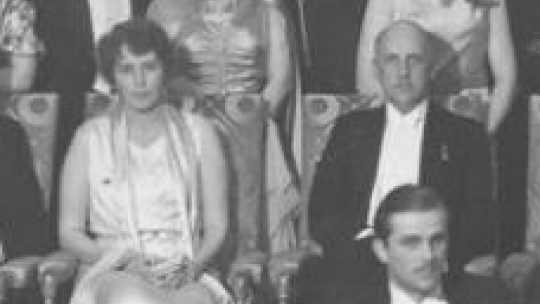 25 rocznica ślubu księcia Olgierda i Mechtyldy Czartoryskich. W 2. rzędzie od lewej: książę Roman Czartoryski z Konarzewa, arcyksiężna Alicja Habsburg, arcyksiążę Karol Olbracht Habsburg z Żywca, arcyksiężna Mechtylda Czartoryska, książę Olgierd Aleksander Czartoryski, księżna Maria Helena Czartoryska i hrabia Szołdrski. 1938 r. Fot. NAC