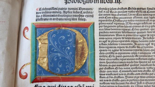 Złocony inicjał w księdze filozoficznej na wystawie "Co napisał Kopernik?" w bibliotece Wyższego Seminarium Duchownego Metropolii Warmińskiej "Hosianum" w Olsztynie. 2014. Fot. PAP/T. Waszczuk