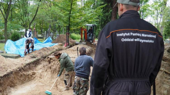 Prace ekshumacyjne na cmentarzu wojskowym w Białymstoku. Źródło: Instytut Pamięci Narodowej Oddział w Białymstoku