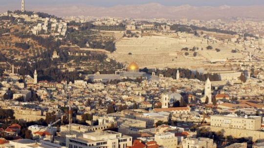 Panorama Jerozolimy z widoczną Złotą Kopułą na Skale. Fot. PAP/EPA